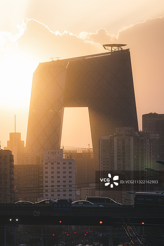 金光穿过CBD中的中央电视台，和谐唯美图片素材