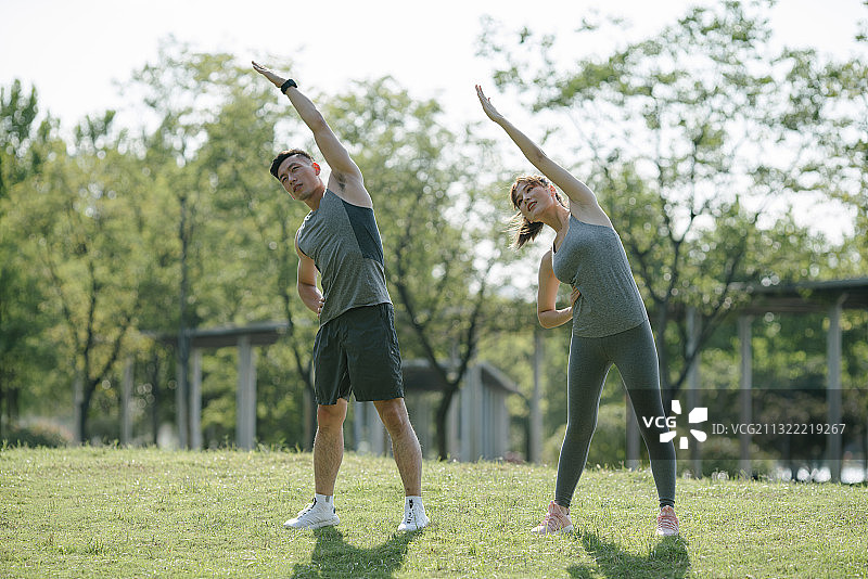 年轻人户外结伴健身图片素材