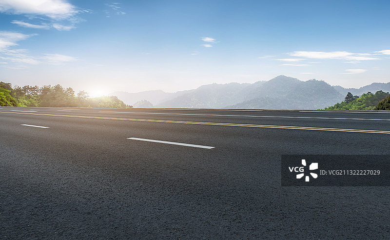 沥青高速公路和户外远山背景图片素材