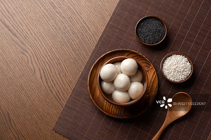 古典木制背景中国传统节日春节元宵节冬至中秋节团圆汤圆图片素材