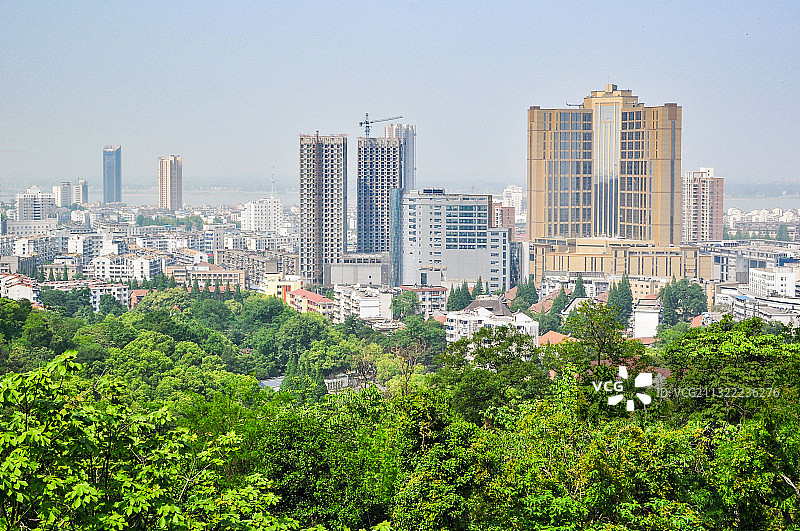 从赭山公园上俯瞰芜湖市区图片素材