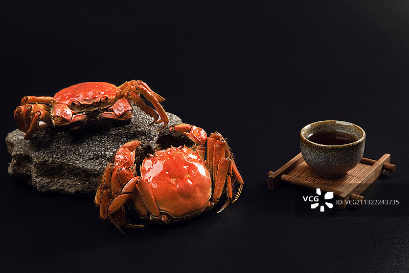 石头上的大闸蟹与酒杯图片素材