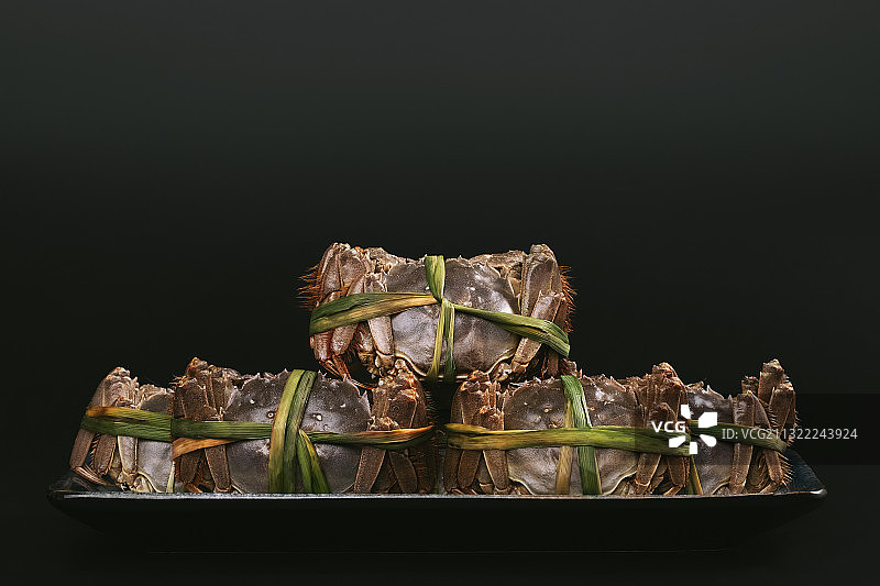 瓷盘里摆放的大闸蟹图片素材