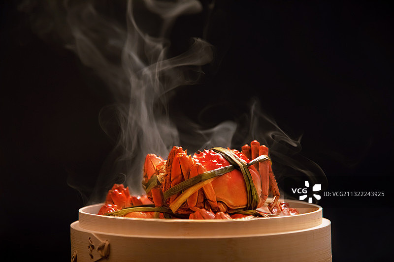蒸笼里热气腾腾的大闸蟹图片素材