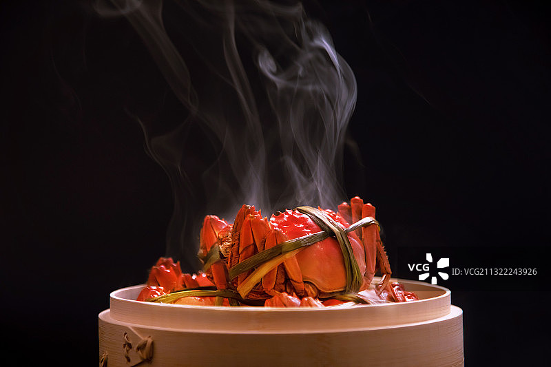 蒸笼里热气腾腾的大闸蟹图片素材
