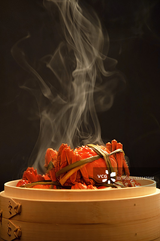 蒸笼里热气腾腾的大闸蟹图片素材