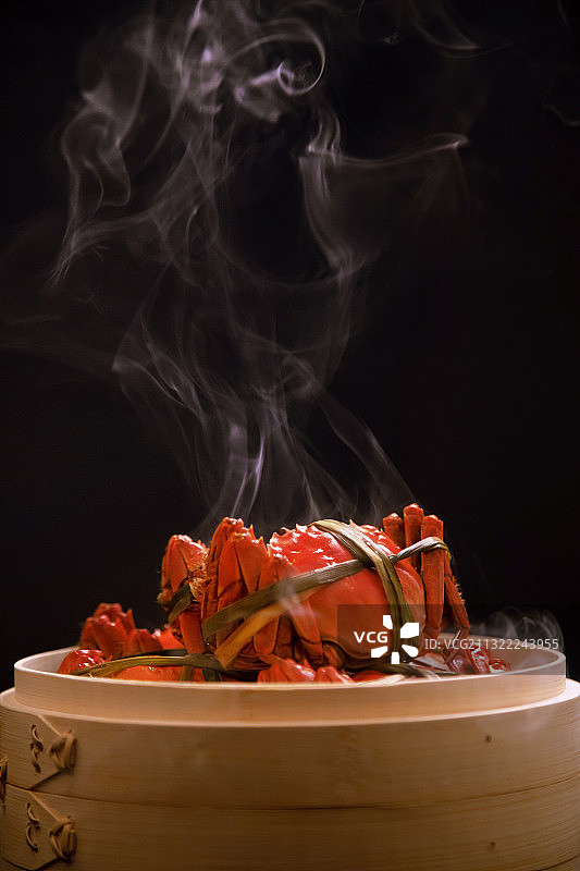 蒸笼里热气腾腾的大闸蟹图片素材