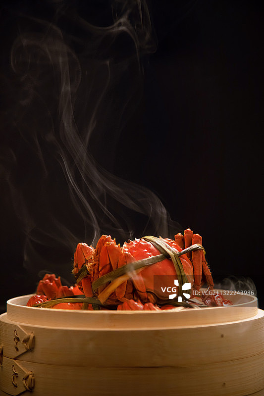 蒸笼里热气腾腾的大闸蟹图片素材