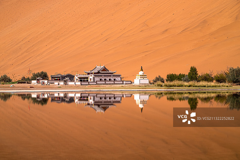 内蒙古阿拉善巴丹吉林沙漠庙海子图片素材