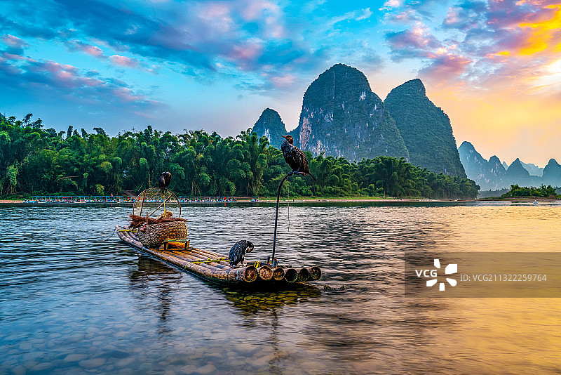 桂林漓江山水的竹筏老渔夫图片素材