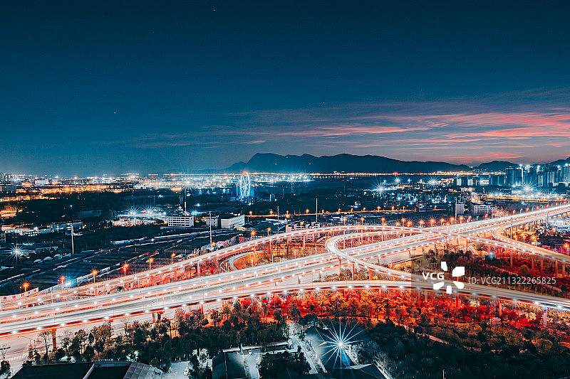 中国云南昆明双子塔和高架桥车流夜景图片素材