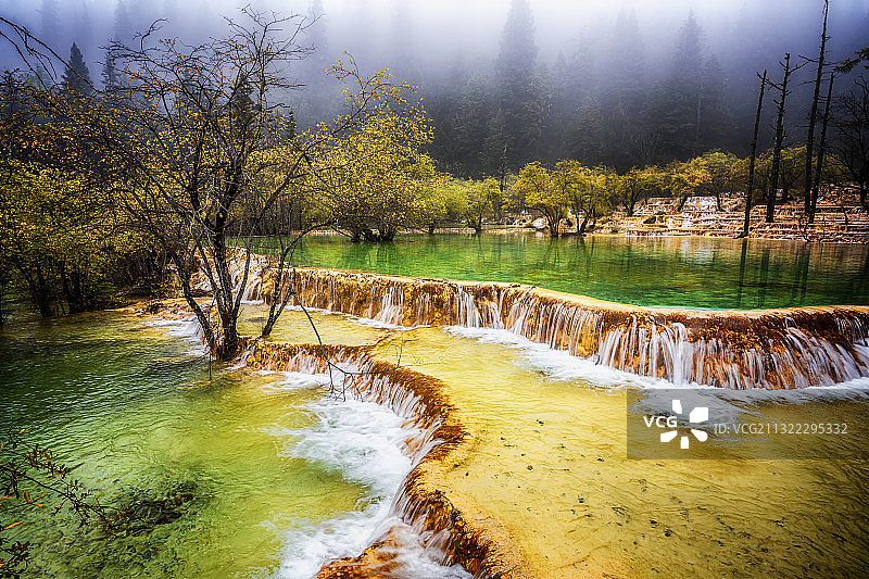 四川阿坝黄龙景区里的五彩瑶池图片素材