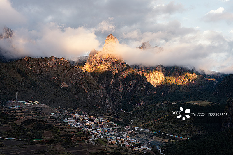 扎尕那山顶金光图片素材