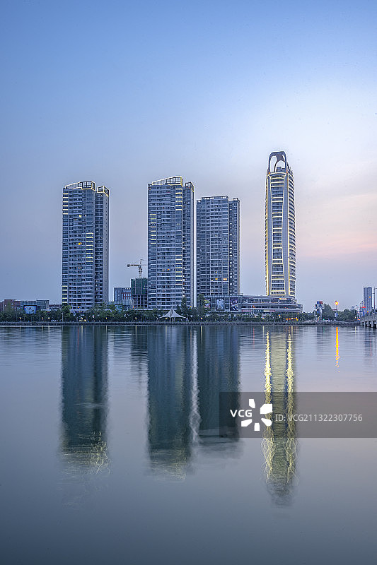 日落时分的四川省德阳市旌湖畔图片素材