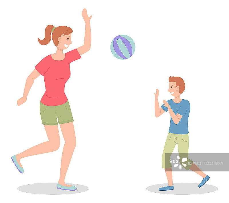 母亲和儿子在沙滩上打排球图片素材