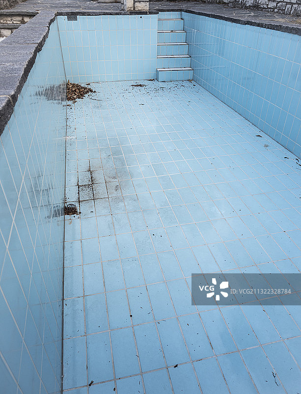 破旧的废弃游泳池图片素材