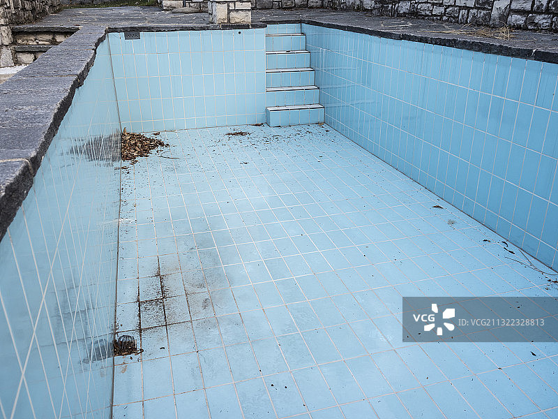 破旧的废弃游泳池图片素材