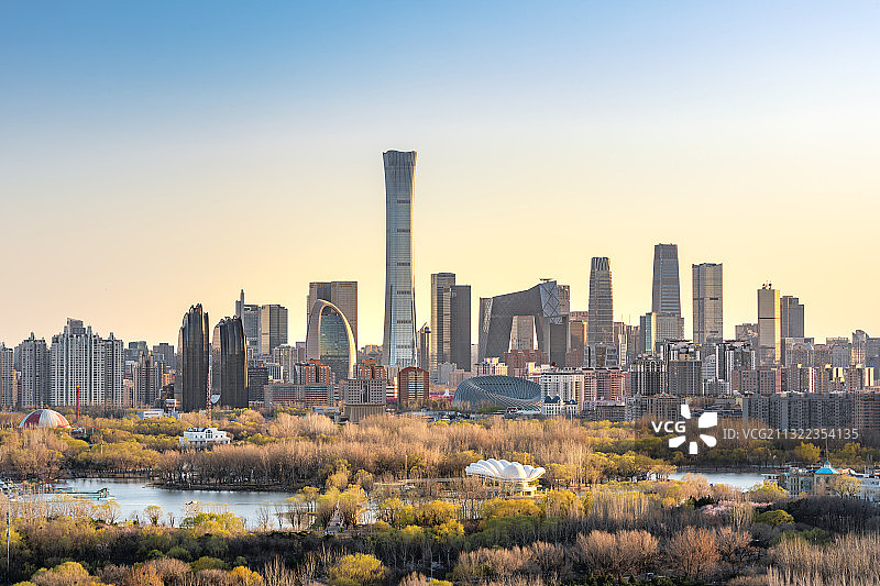 北京朝阳公园与CBD建筑群春日光影图片素材