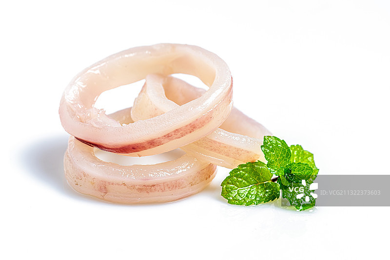 白底上的生鲜海产鱿鱼圈图片素材