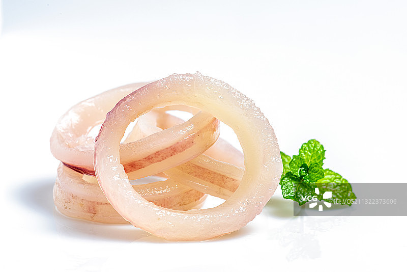 白底上的生鲜海产鱿鱼圈图片素材
