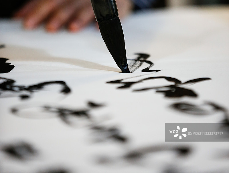 中国国粹毛笔书法\书法家提笔在宣纸上写毛笔字\手部动作握笔图片素材