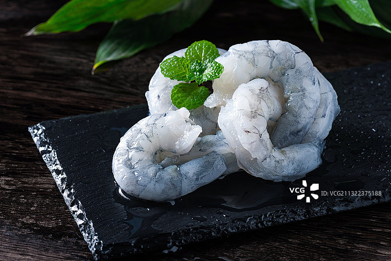 暗调氛围背景的生鲜青虾仁特写图片素材