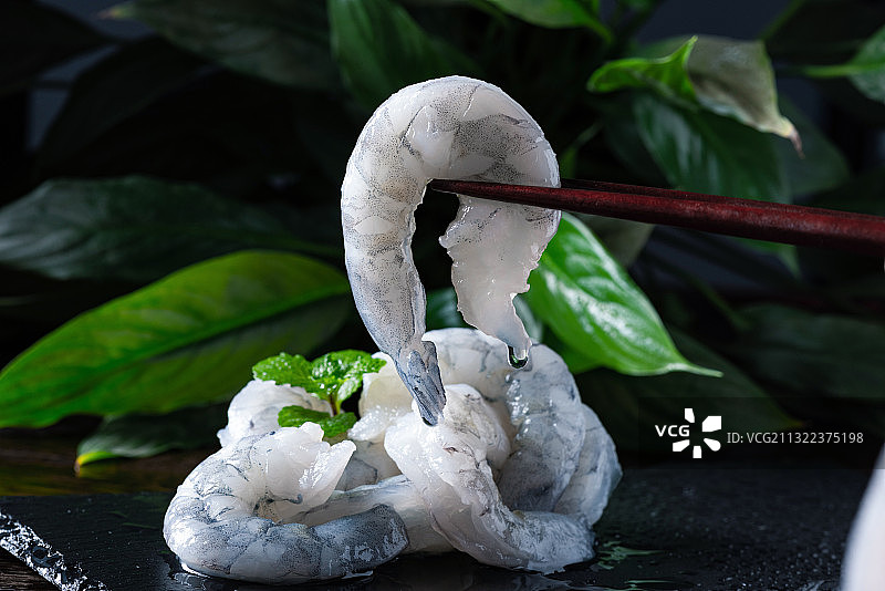 暗调氛围背景的生鲜青虾仁特写图片素材