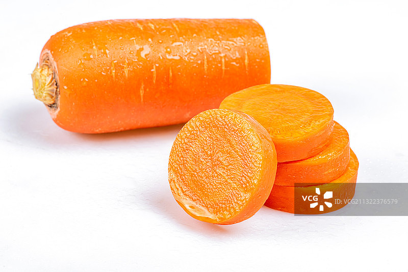 白底上的切片胡萝卜图片素材