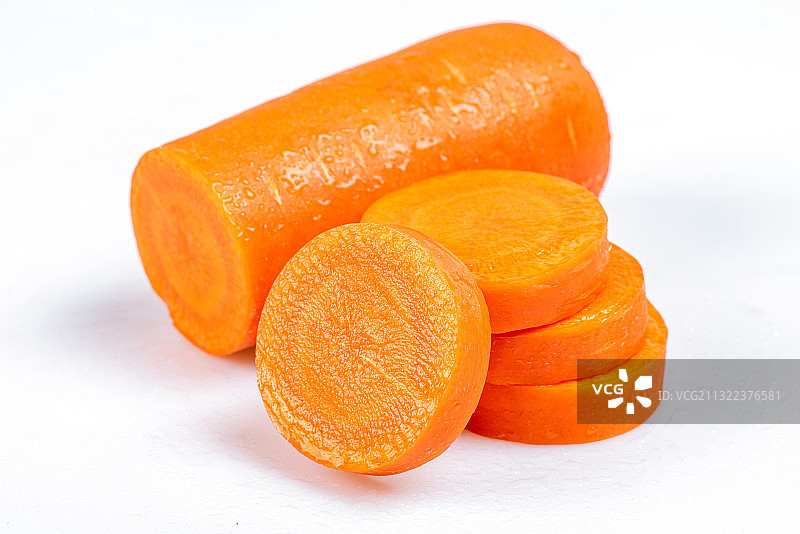 白底上的切片胡萝卜图片素材