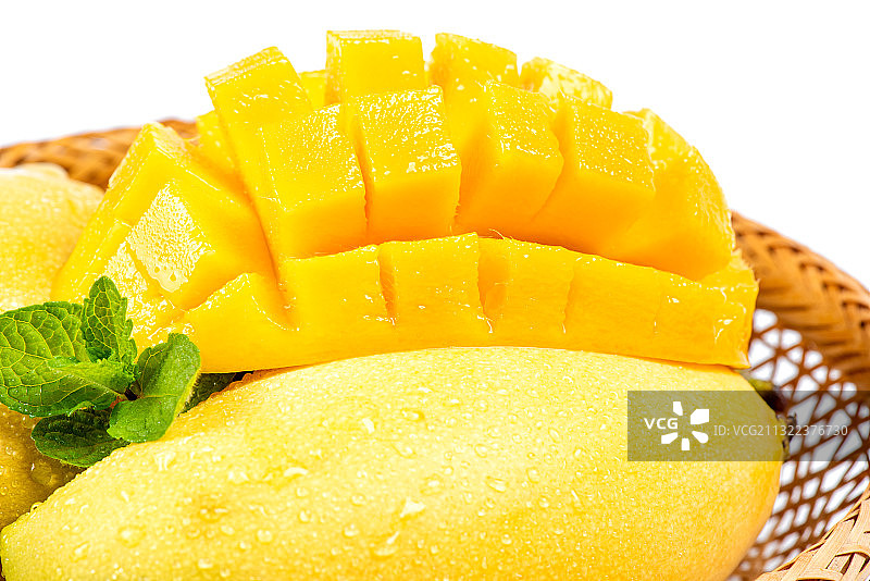 白底上圆形竹编篮装的新鲜芒果图片素材