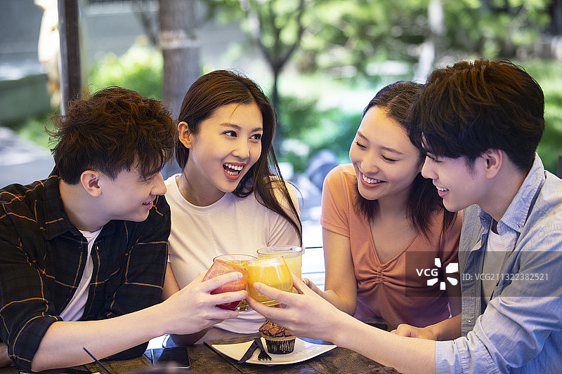 年轻人聚会庆祝图片素材