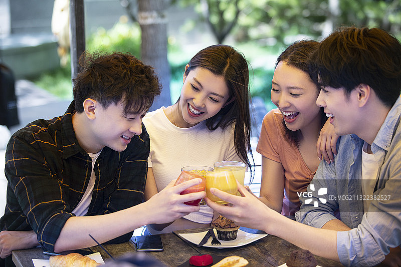 年轻人聚会庆祝图片素材