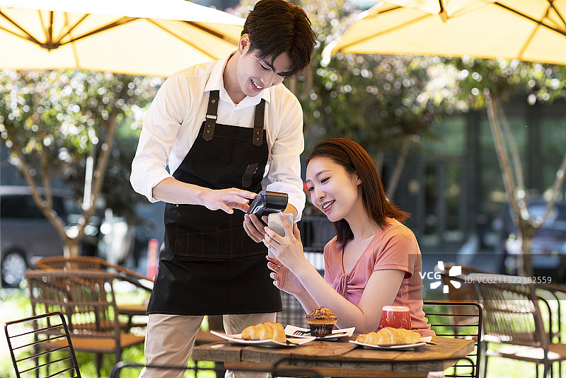 年轻女子用完餐买单图片素材