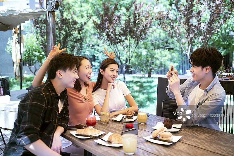 年轻人聚会图片素材