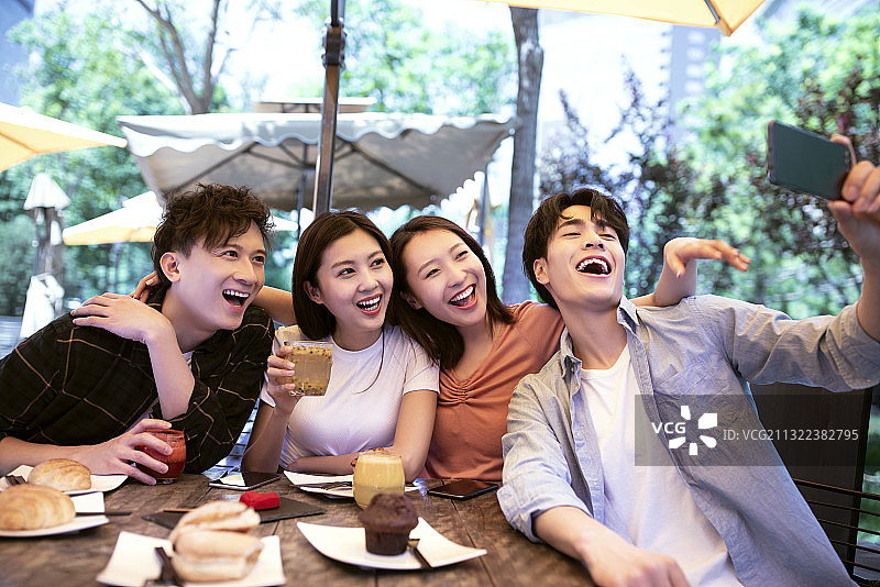 年轻人聚会自拍图片素材