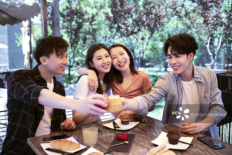 年轻人聚会图片素材