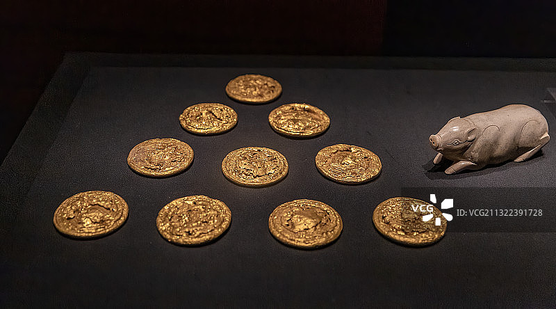 秦汉时期的文物--金饼图片素材