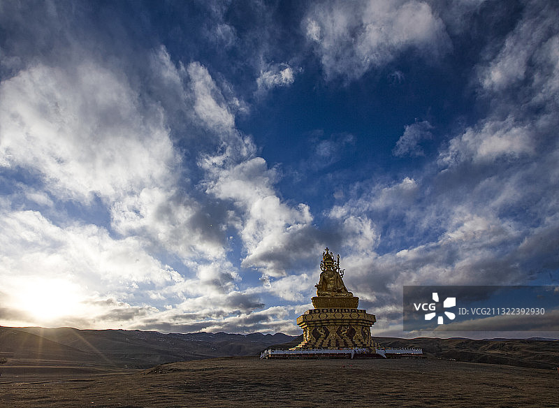 川西甘孜落日夕阳藏族藏文化雪山高原多云美景航拍亚青寺莲花生图片素材