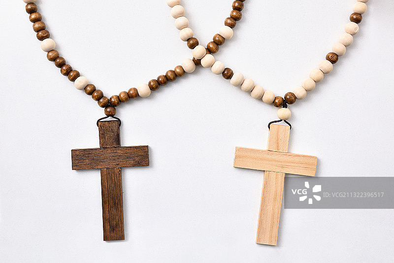 白色背景下的十字吊坠特写图片素材