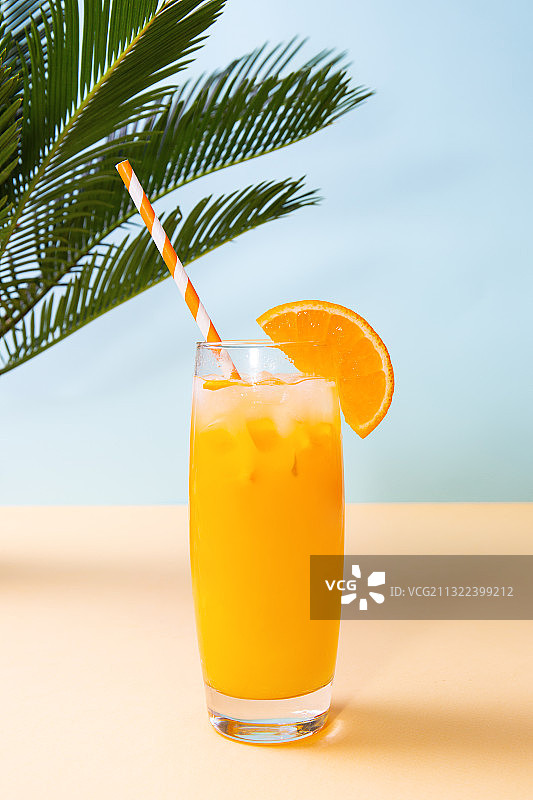 对着大海的上的饮料特写图片素材