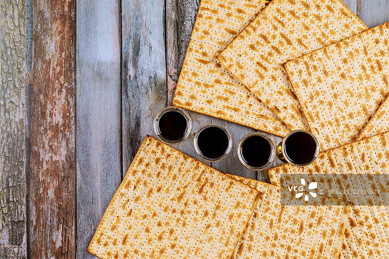 逾越节传统庆祝与四杯犹太洁食葡萄酒图片素材