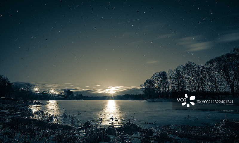 夜晚立陶宛陶拉格奈湖的迷人景色图片素材