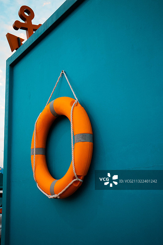蓝色墙壁上悬挂的救生圈特写图片素材