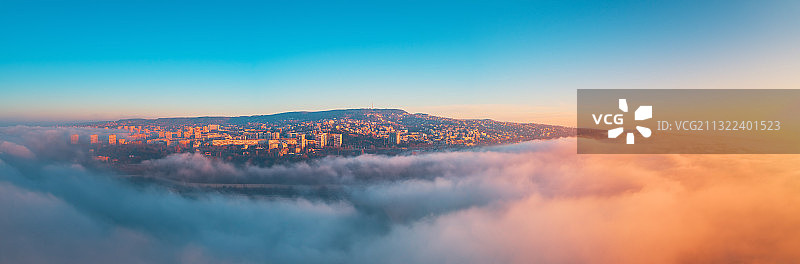 日落时天空映衬的山景图片素材