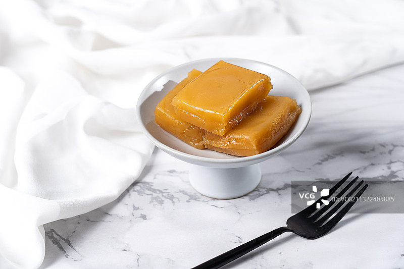 浅色背景老北京传统小吃美食中式糕点豌豆黄图片素材