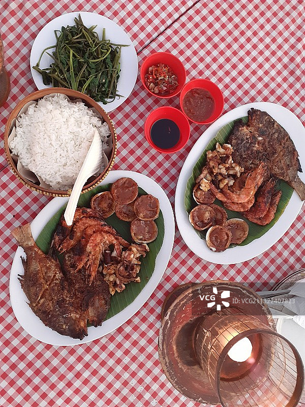 餐盘食物桌面俯视图，印度尼西亚巴厘岛金巴兰图片素材