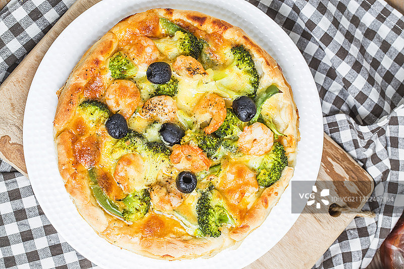 高角度的比萨饼在桌子上图片素材