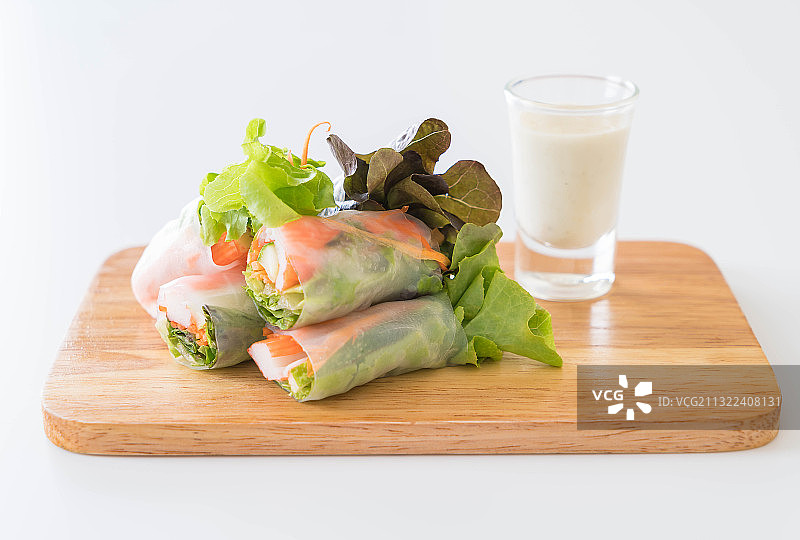 白色背景砧板美食特写图片素材