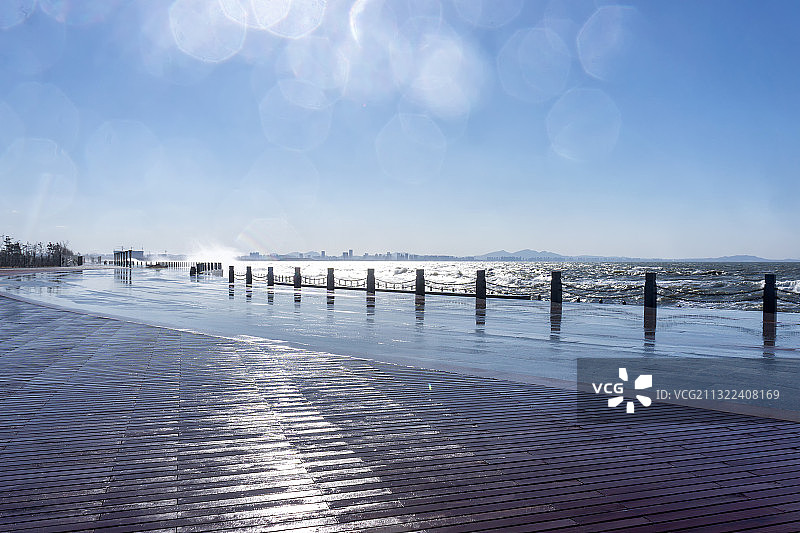 波涛汹涌下的滨海广场图片素材