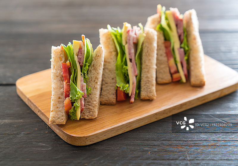 砧板上的三明治特写图片素材
